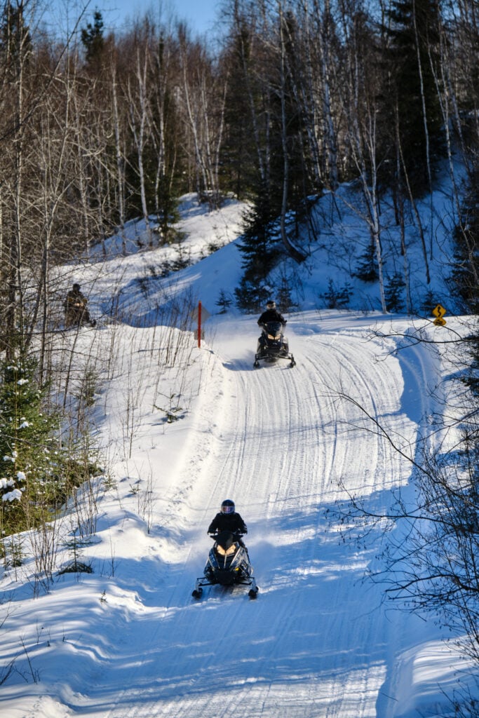 Motoneigiste sur sentiers de motoneige dans le secteur de Rouyn-Noranda